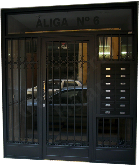 Puerta de Comunidad modelo Áliga instalada en el Prat de Llobregat