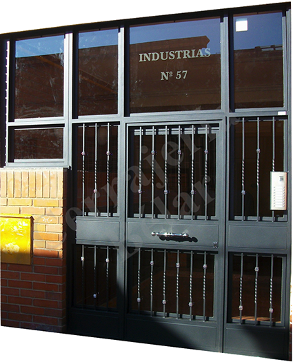 Puerta de Comunidad modelo Barcelona instalada en el Prat de Llobregat