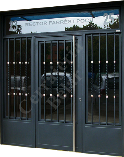 Puerta de Comunidad modelo remolar instalada en el Prat de Llobregat