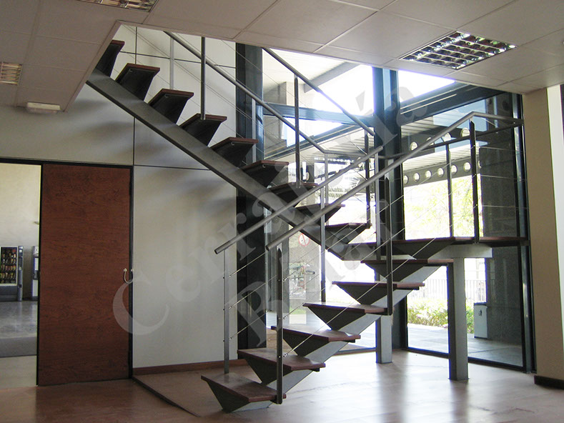 Escalera montada en San Boi de Llobregat, El Prat de Llobregat, Barcelona, Cornellá, Hospitalet... 