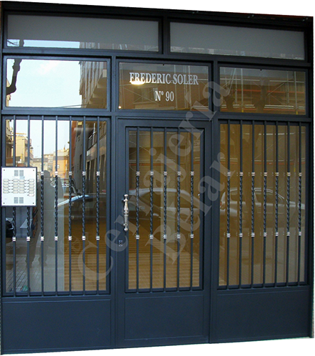 Puerta de Comunidad modelo remolar instalada en el Prat de Llobregat