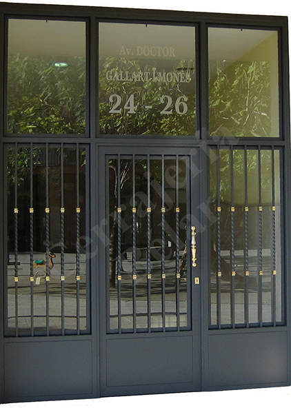 Puerta de Comunidad modelo remolar instalada en el Prat de Llobregat