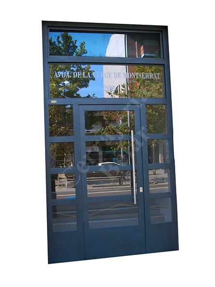 Puerta de Comunidad modelo Rusiñol instalada en el Prat de Llobregat