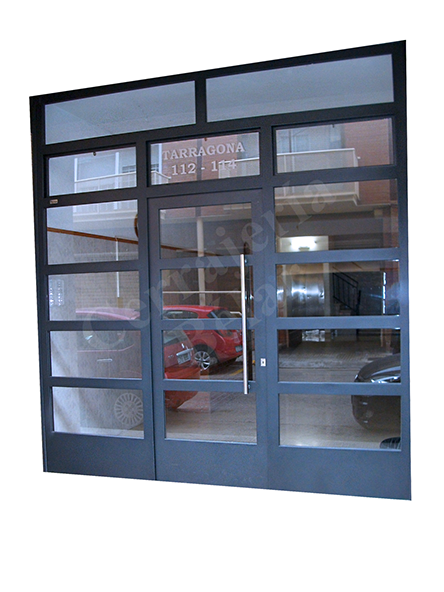 Puerta de Comunidad modelo Rusiñol instalada en el Prat de Llobregat