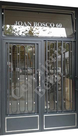 Puerta de Comunidad modelo Frederic Soler instalada en el Prat de Llobregat