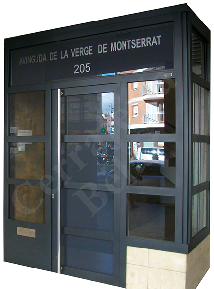 Puerta de Comunidad modelo Rusiñol instalada en el Prat de Llobregat
