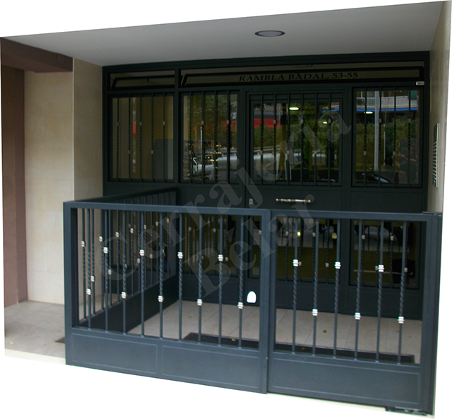 Puerta de Comunidad modelo Barcelona instalada en el Prat de Llobregat