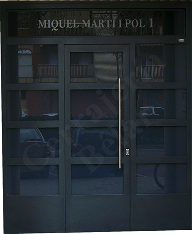 Puerta de Comunidad modelo Ruseñol instalada en el Prat de Llobregat